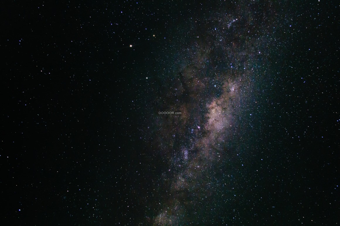 深邃的宇宙夜空中无数的星星汇聚形成美丽的星云景观