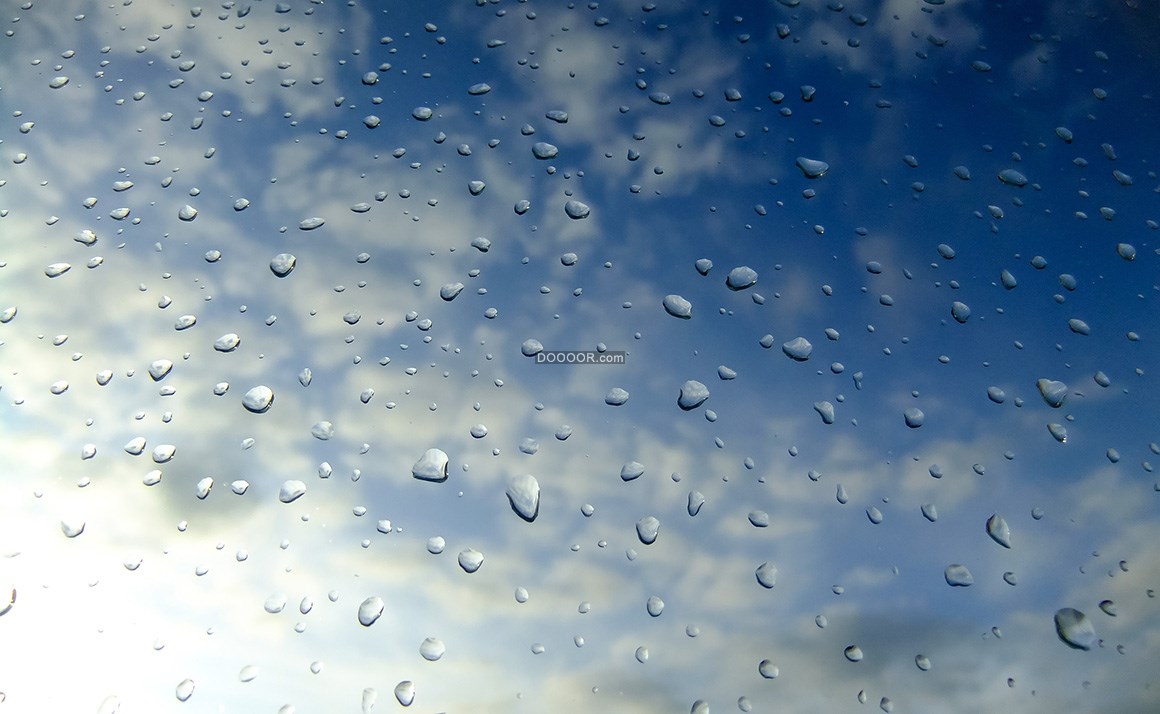 雨水停留在透明的玻璃上面天空澄澈湛蓝自然风景素材设计