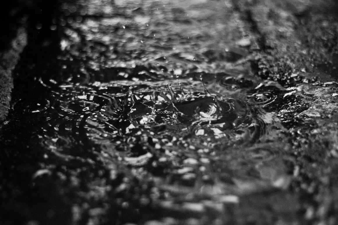 08275_雨水滴落地面飞溅起水花阴雨天自然风景.jpg