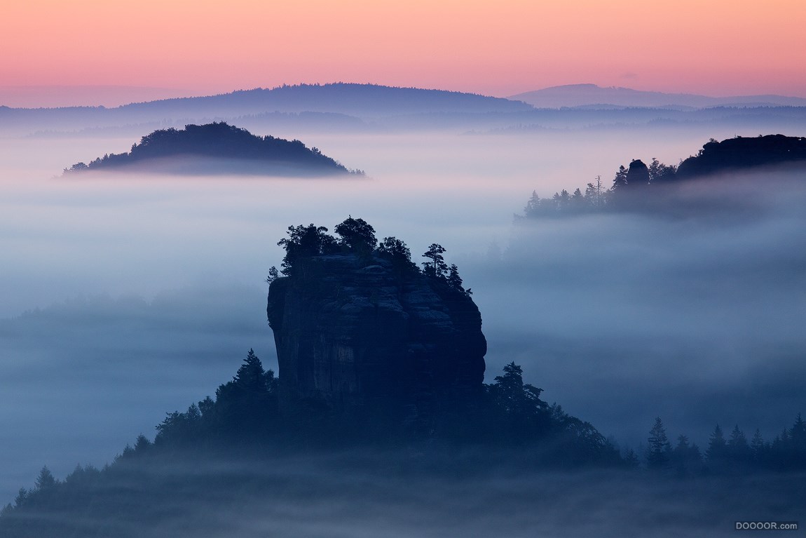 雾蒙蒙的风景图片图片