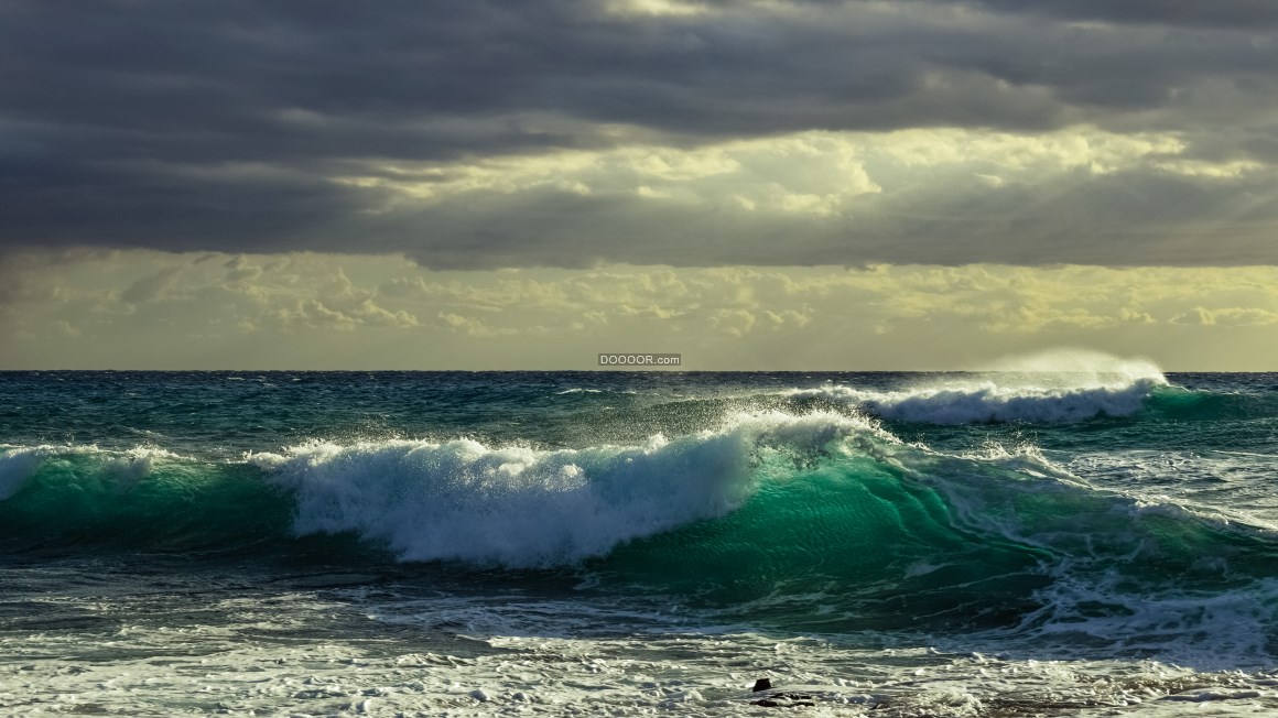 壯觀的大海浪花泡沫與烏雲海平線