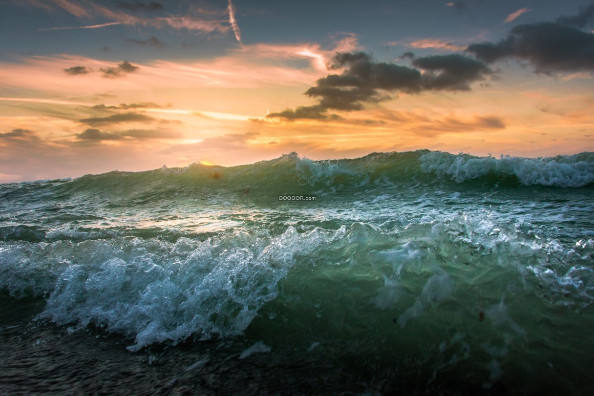 00054_夕阳下翻滚着的波罗的海浪花.jpg