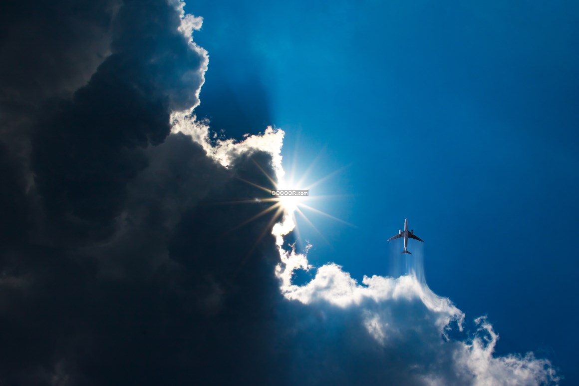 飞机在高空飞过白云照片摄影图片_ID:133698433-Veer图库