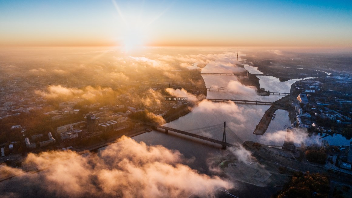 00229_从天空俯瞰夕阳下的城市美景.jpg