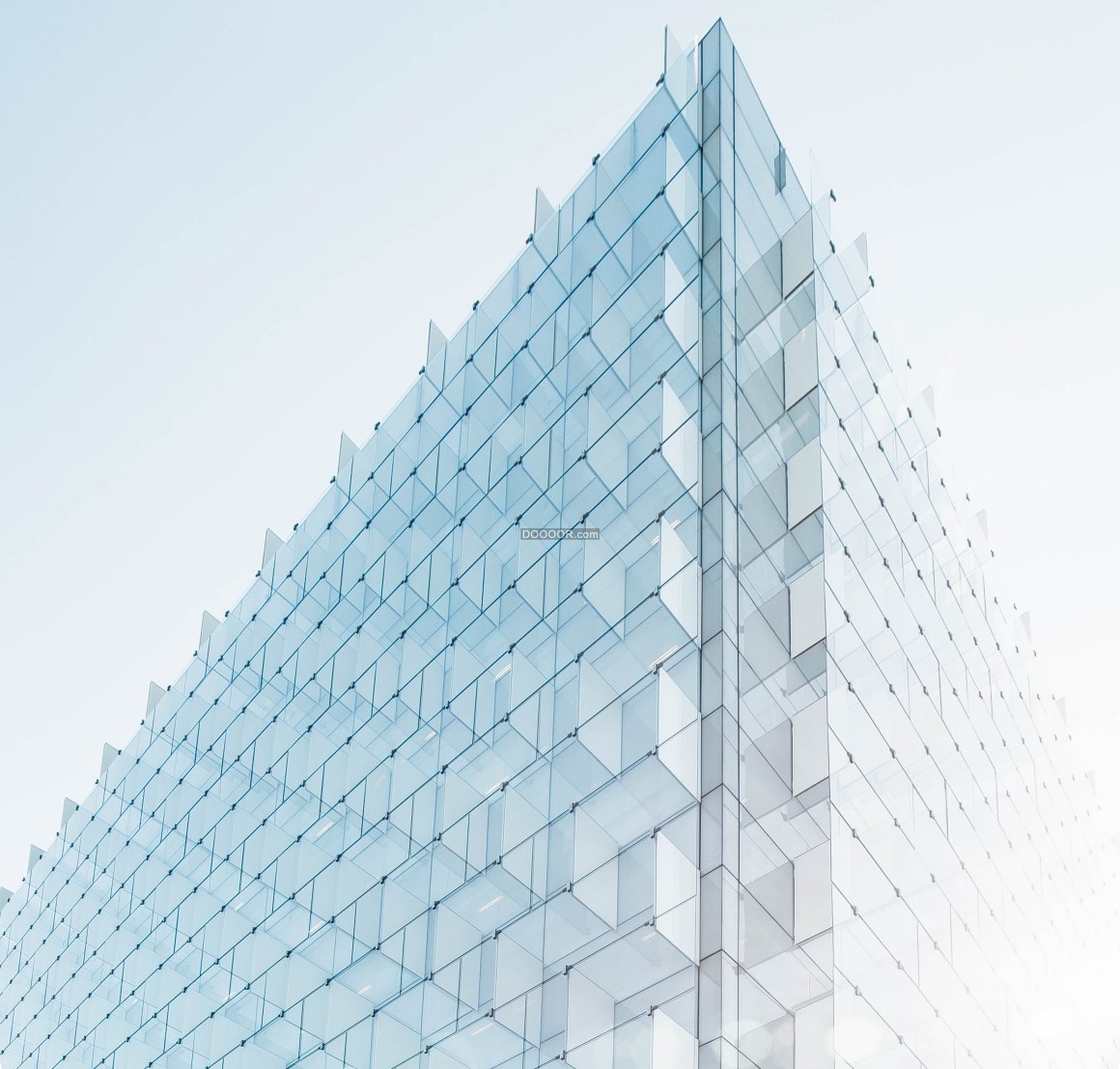 00309_玻璃建筑的一角矗立在暖色调的阳光下.jpg