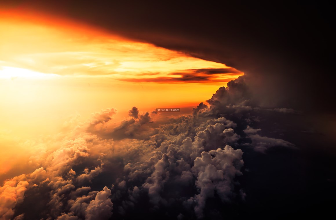 00338_一半夕阳余晖一半乌云密布的天空.jpg