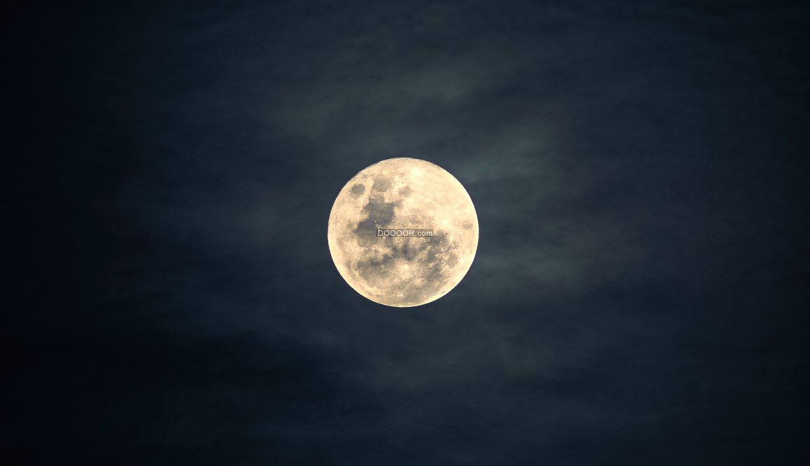 00381_深夜高空中悬挂的明亮的月亮.jpg
