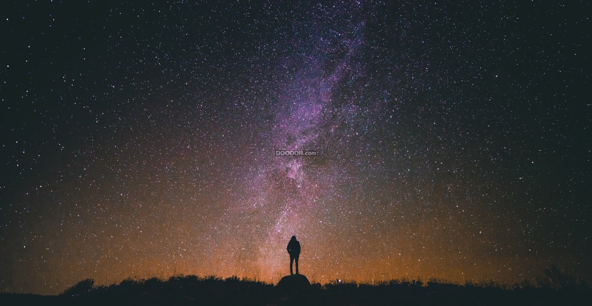 00445_一个人站在石头上独自仰望夜空中灿烂的星河.jpg