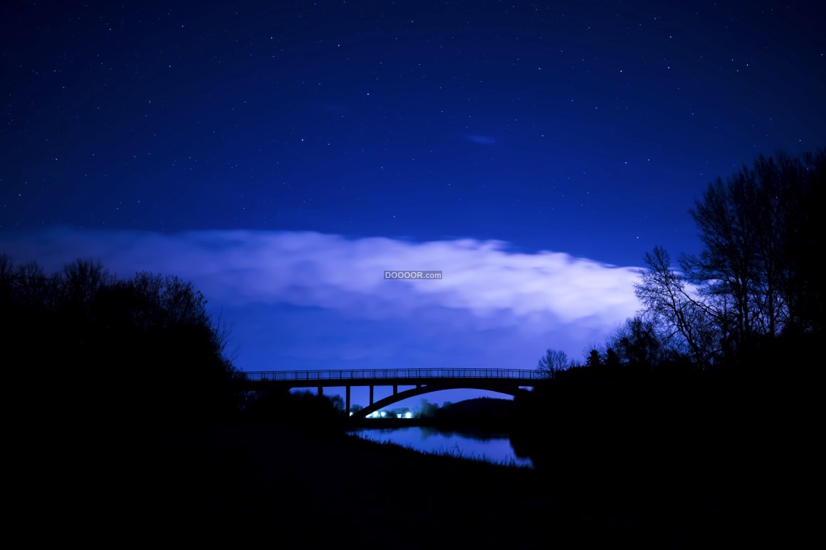 00545_湛蓝的夜空下天边的云彩与远处桥梁依稀可见.jpg