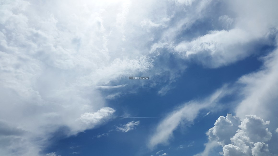 00698_蔚蓝的天空与一片片洁白的云彩交相呼应.jpg