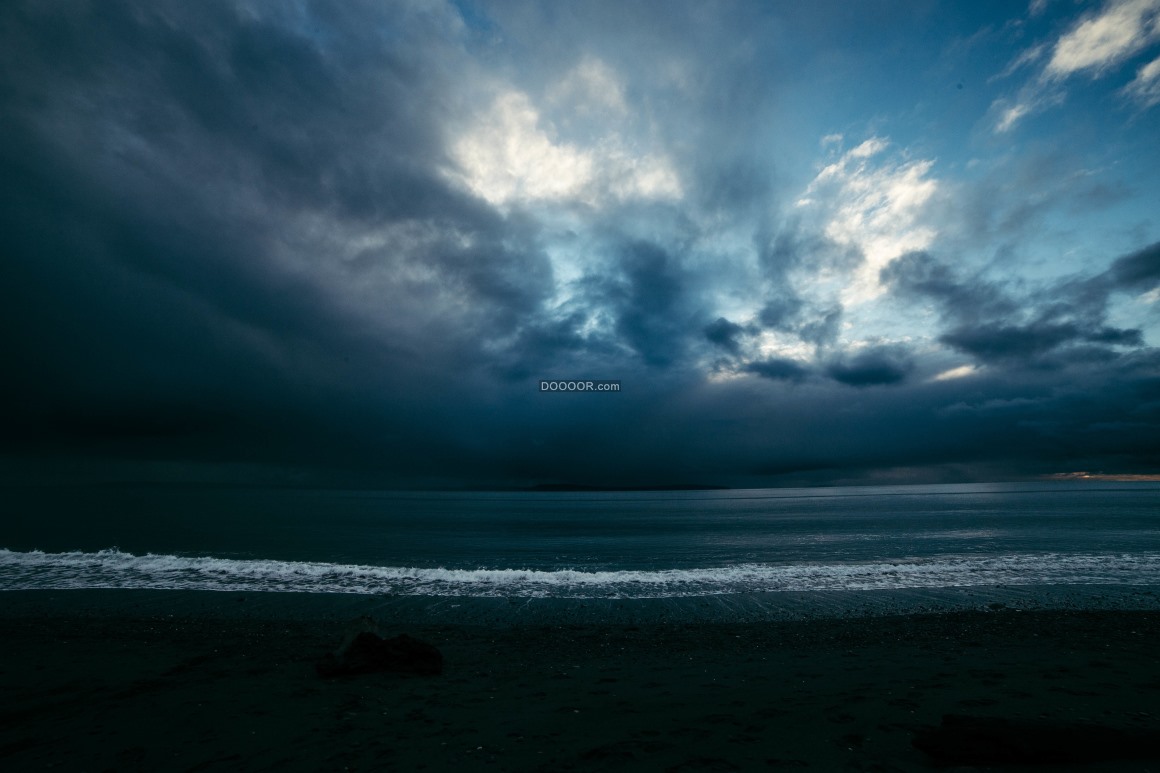 海滩和大海在一个多云的夜晚照片摄影图片_ID:377197589-Veer图库