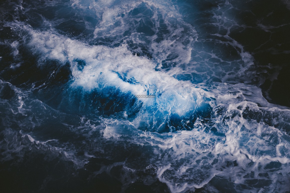 高空俯视海面海水汹涌澎湃激起一层层洁白的浪花