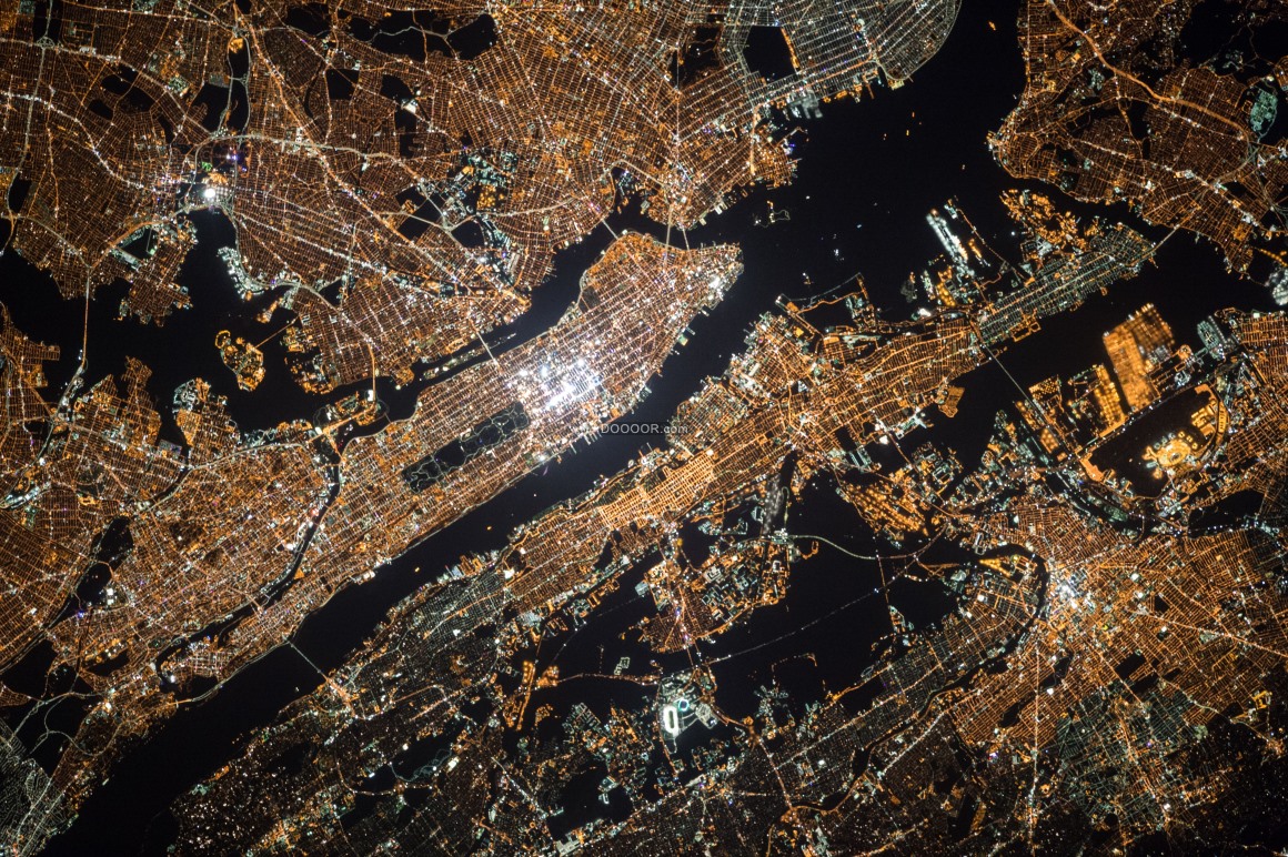 人造卫星拍摄下夜晚的城市灯火通明明暗相间