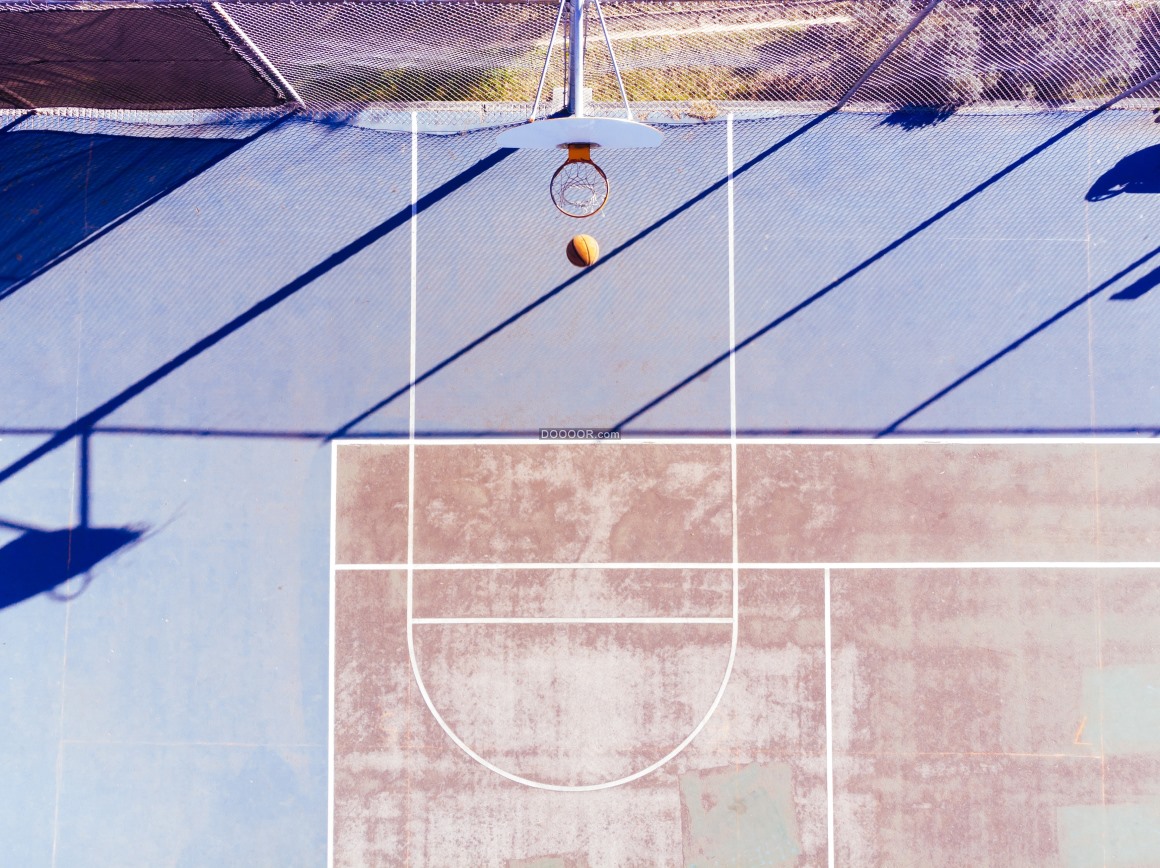 01099_高空俯拍篮球场上一个篮球划着优美的轨迹射向篮筐.jpg