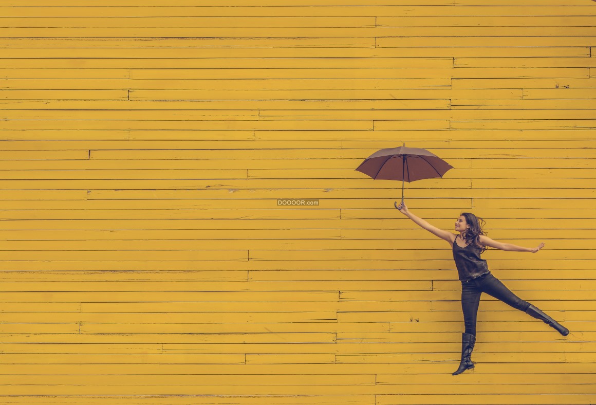创意拍照艺术设计一个女生撑起伞飘在空中