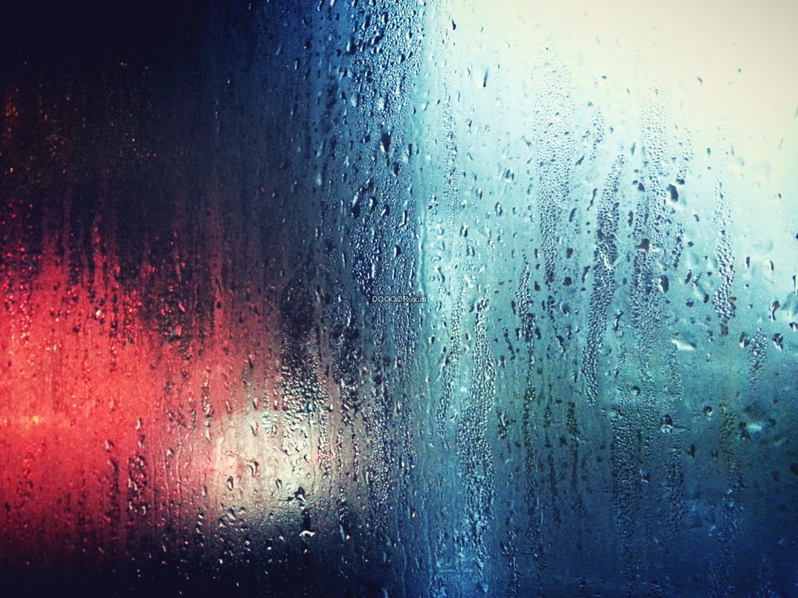01151_宁静的夜晚阴雨绵绵窗户上被雨水沾湿模糊了外面的光线.jpg