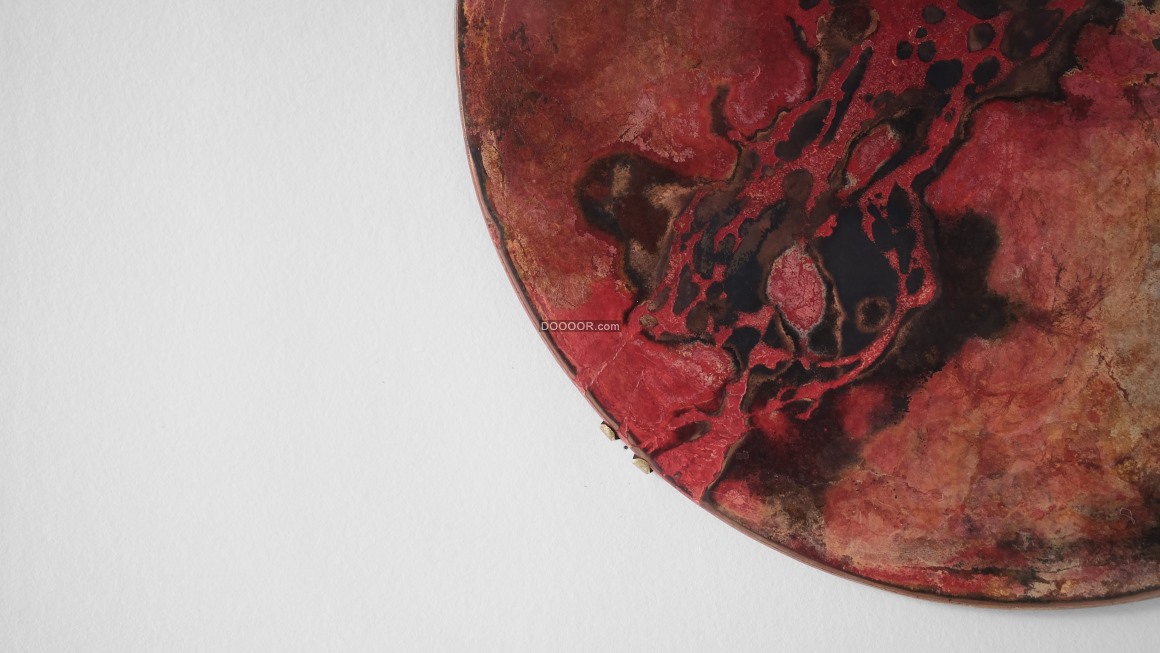 01570_静物拍摄艺术一个破旧的鼓放在白色的背景下红色的鼓面满是裂痕与烧焦的痕迹.jpg.jpg