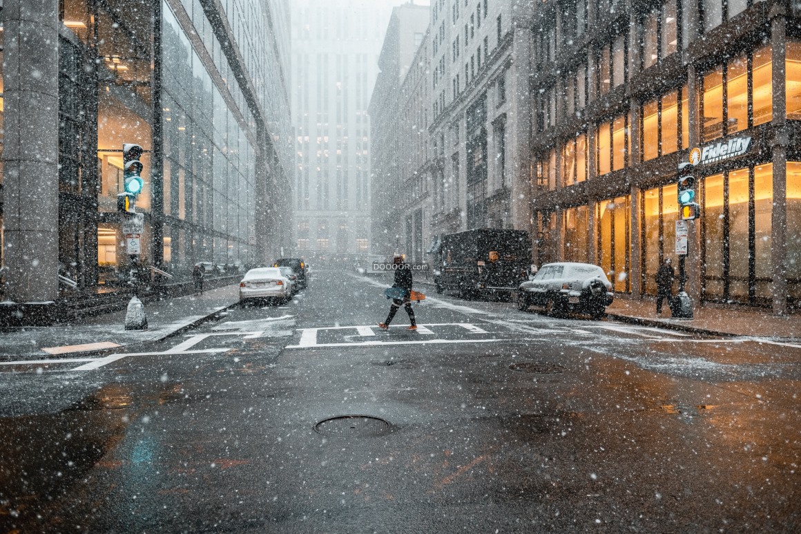 01606_都市雪景素材傍晚的都市天空飘着雪花建筑内橘黄色的灯光鱼朦胧的雪花相映成趣.j.jpg