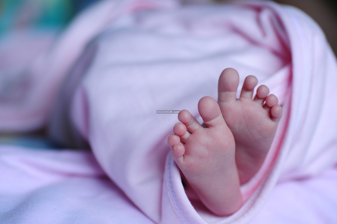 01806_婴儿幼嫩可爱的小脚象征着希望.jpg