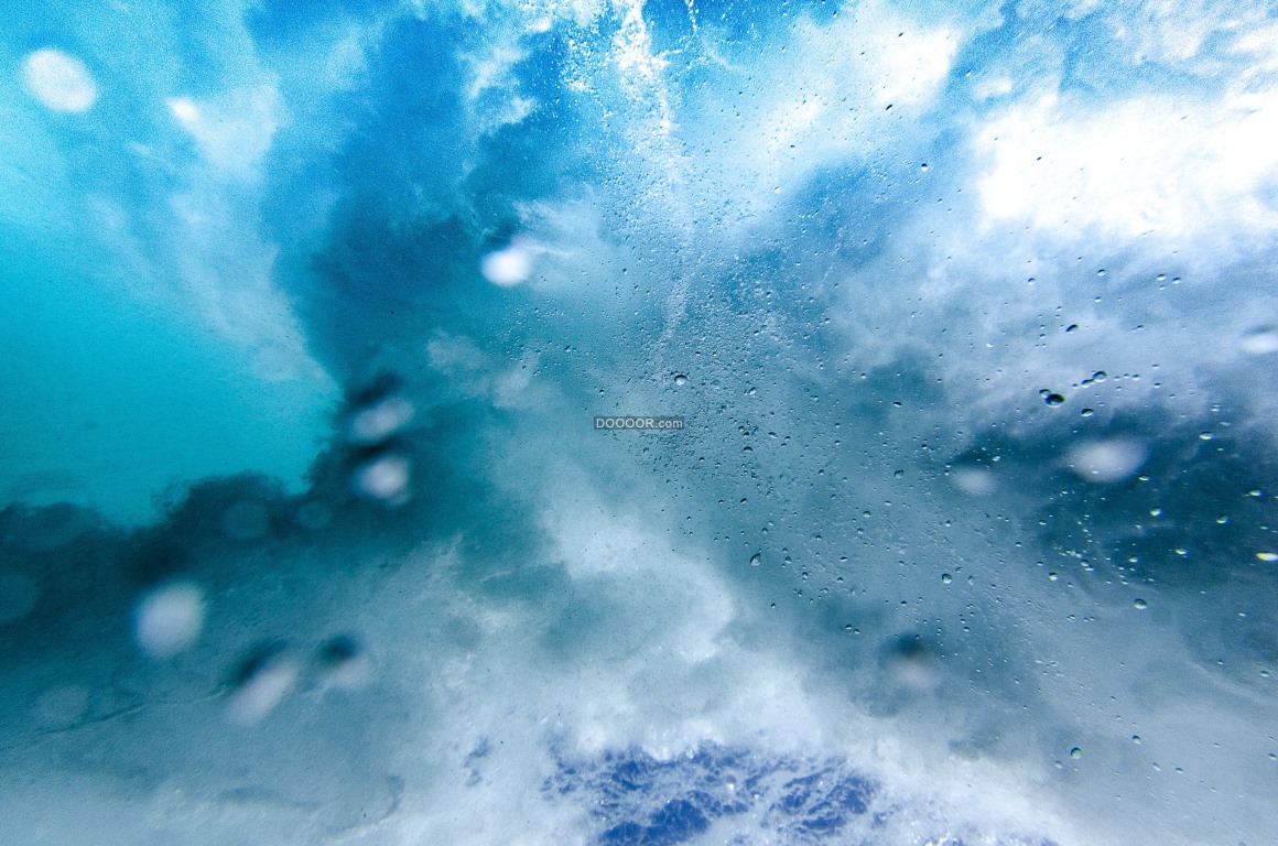 01854_自然风景素材透过布满雨滴的橱窗看到雨后湛蓝的天空中漂浮着一朵朵云彩.jpg.jpg