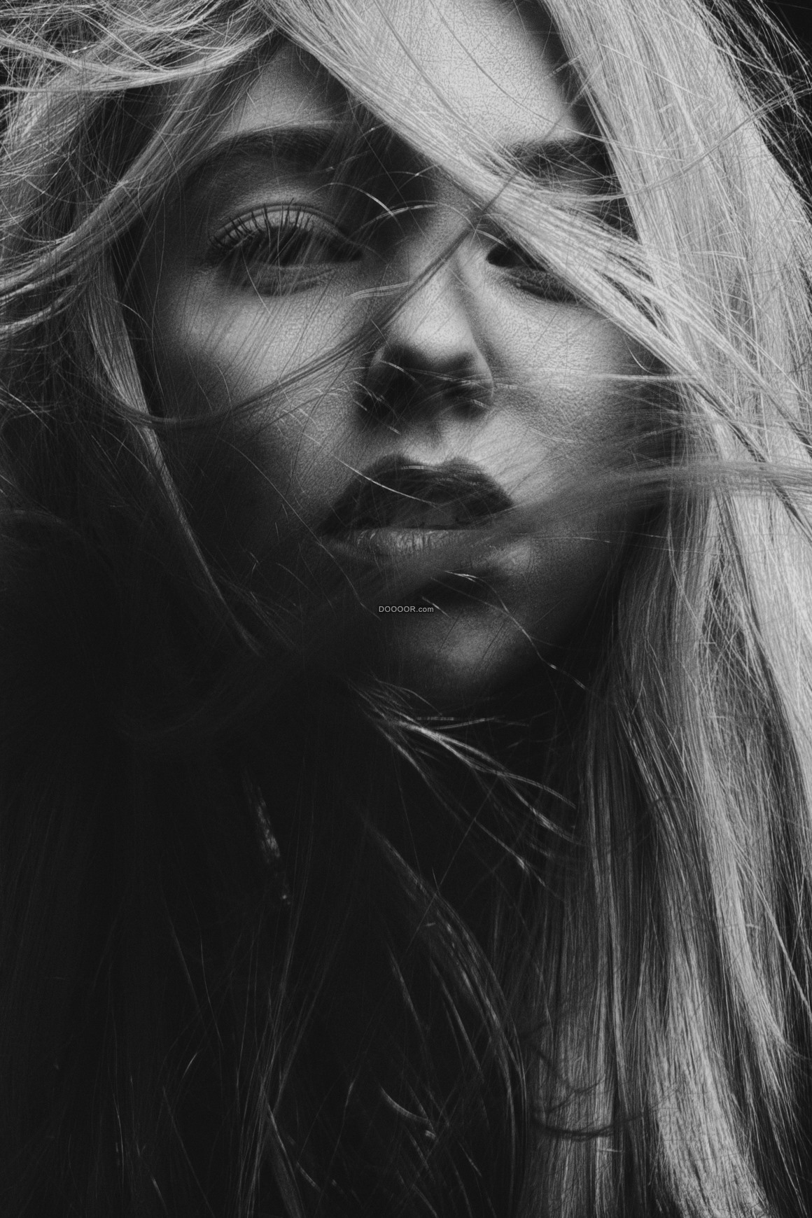人物素材设计黑白镜头下美丽性感大眼睛女孩的秀发在风中凌乱
