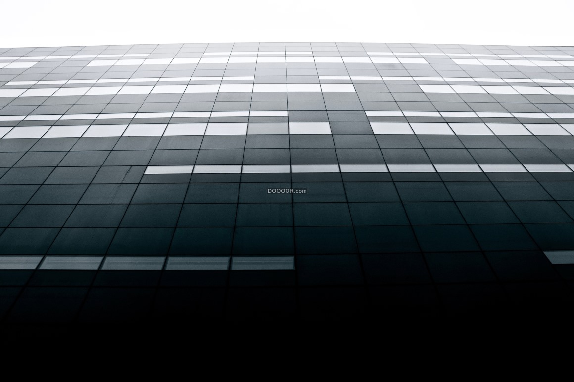 02040_建筑素材设计白蒙蒙的天空阳光散在建筑上室内的灯光透过建筑的玻璃投射出来.jpg.jpg