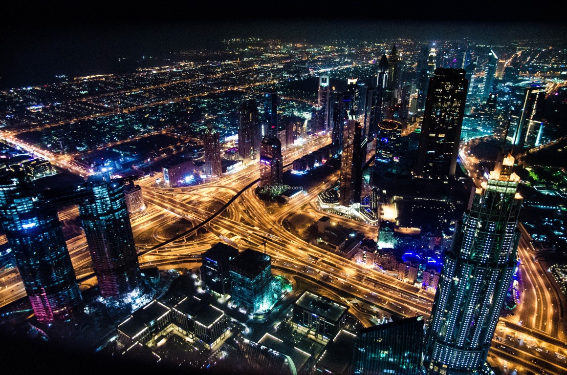 02045_夜晚时分城市内灯火通明黄色的路灯贯穿整个街道网络.jpg