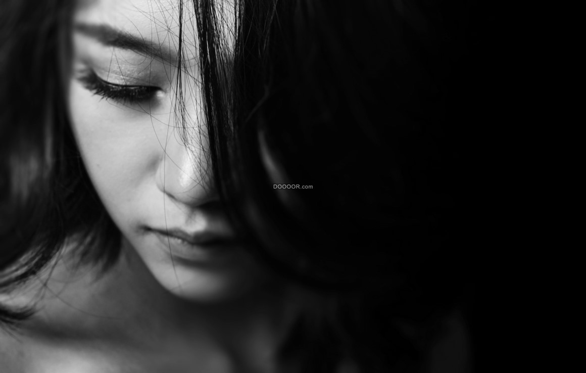 02087_美妆时尚素材设计黑白镜头下一个女孩头发散落面容精致画着浓浓的黑色眼妆.jpg.jpg