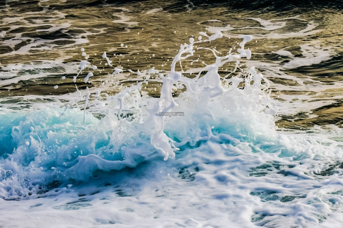 波涛汹涌的大海上海浪腾空而起迸溅出洁白的浪花在阳光下反射着金黄的光芒自然风景素材设计