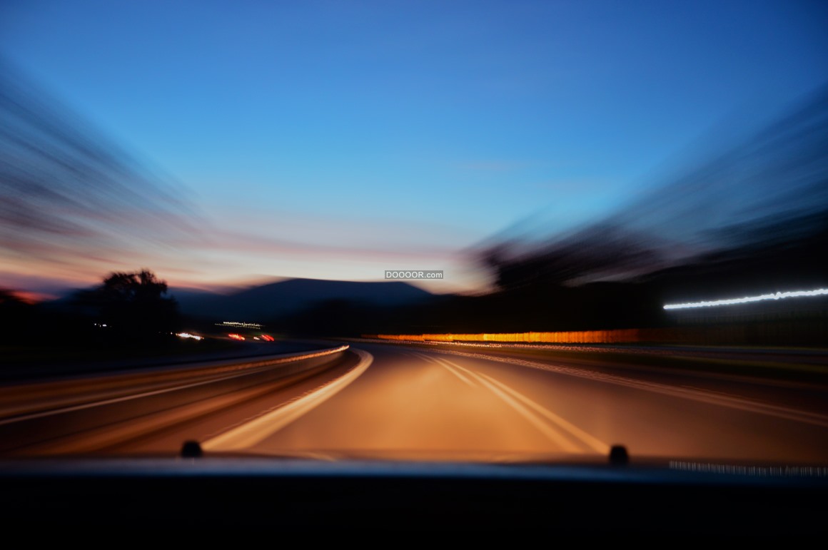 夜幕时分汽车在公路上高速行驶车灯照亮公路两旁的景色飞驰而过 手机版 Powered By Discuz