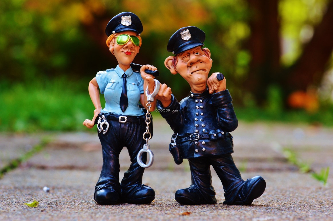 02486_人物素材设计一男一女两个卡通警察玩偶带着手铐和警棍十分可爱搞笑.jpg.jpg