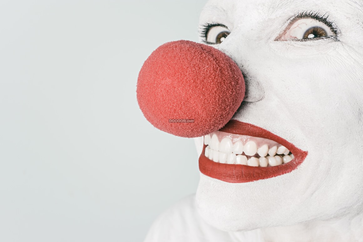 美妆时尚素材设计一个夸张的小丑形象红红的嘴唇超大的红鼻子