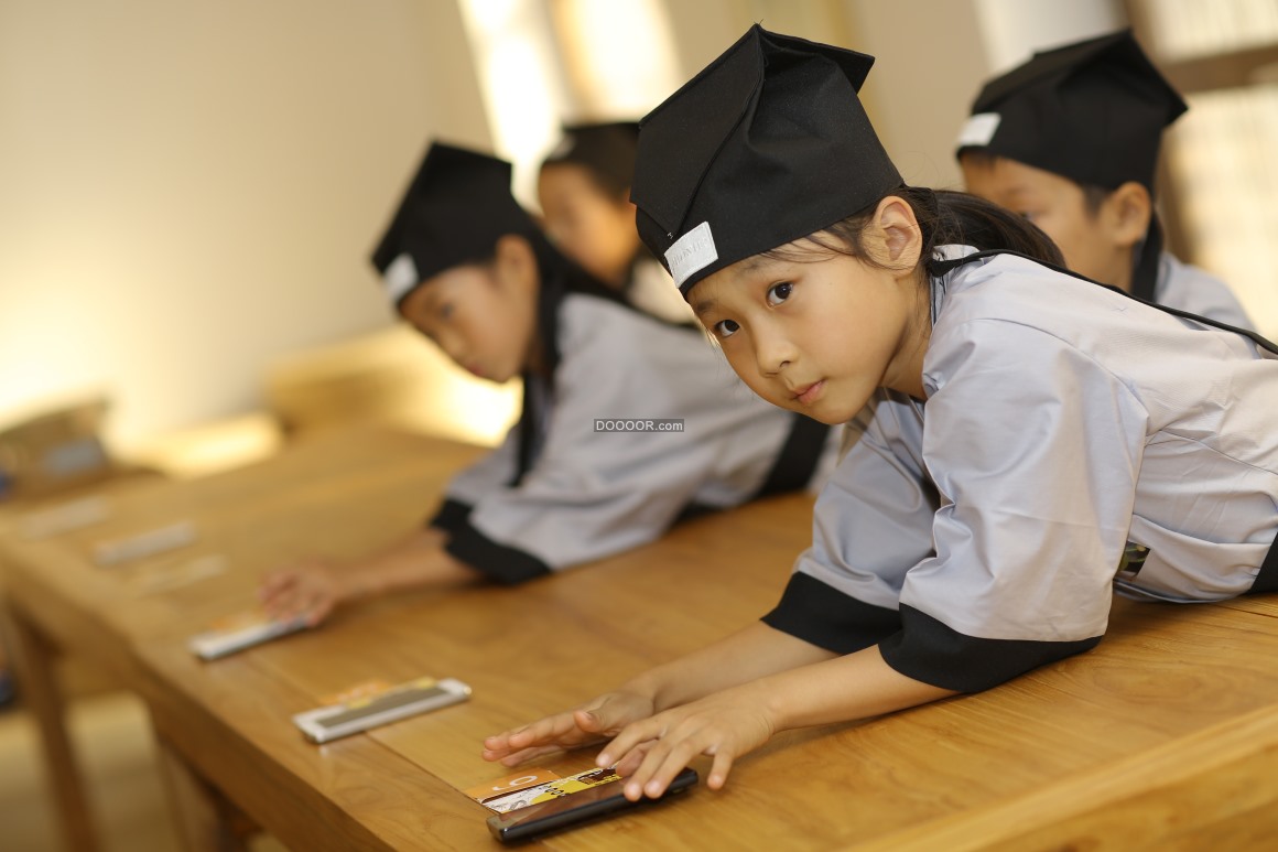 02670_人物素材设计几个穿着中国传统服饰的小学生认真的听讲中国传统国学课程.jpg.jpg