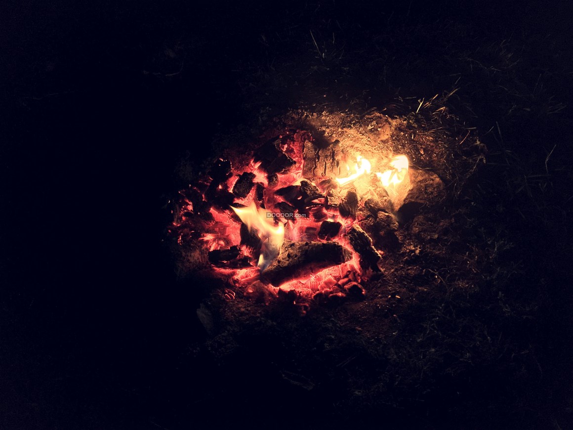 02877_背景花纹素材设计漆黑的夜晚人们在户外点燃篝火火光驱散了寒冷和黑暗.jpg.jpg