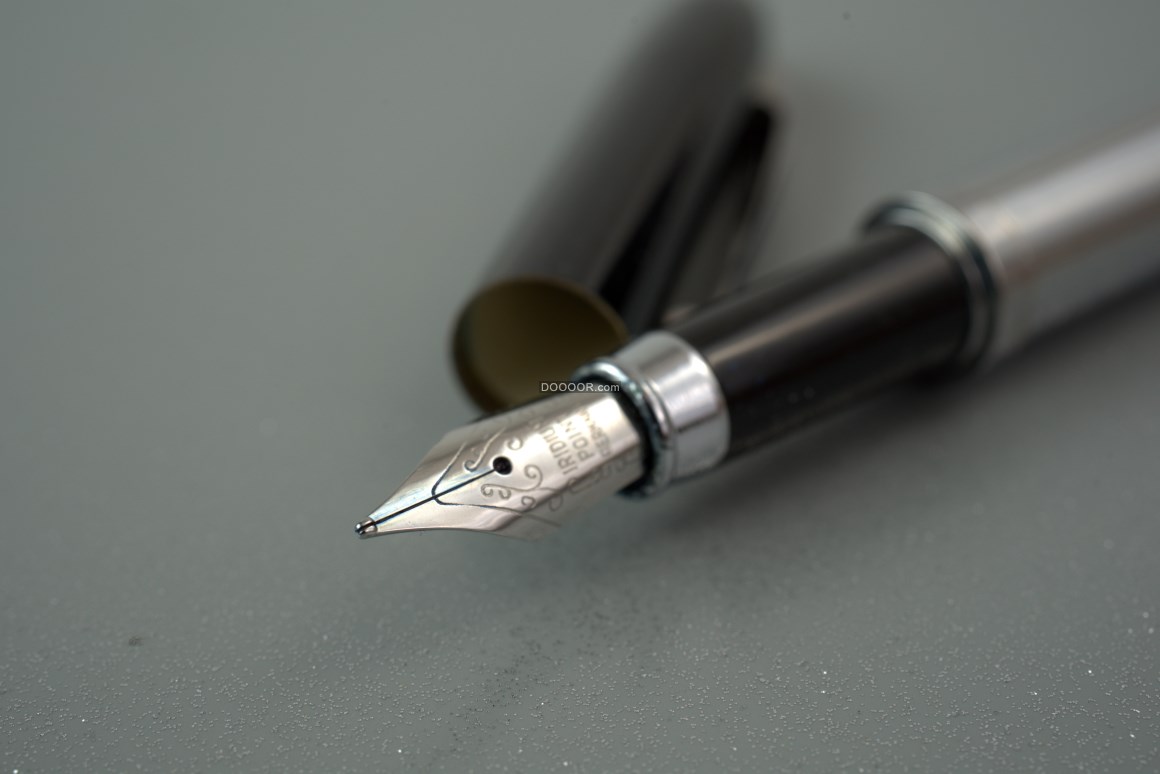 03175_生活办公素材办公室钢笔笔头书写工具放在平面上的金属质地钢笔笔头刻英文.jpg.jpg