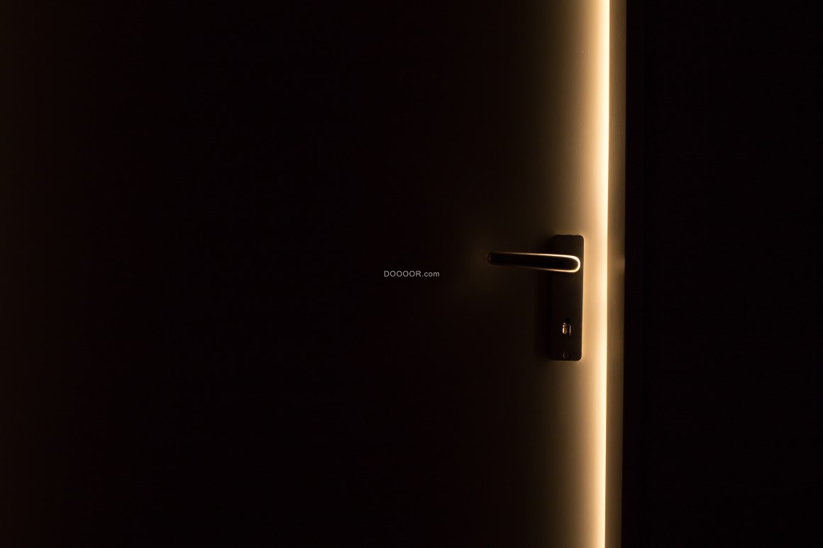 03194_日常生活素材黑暗门门把手 开出一条缝露出一线亮光.jpg