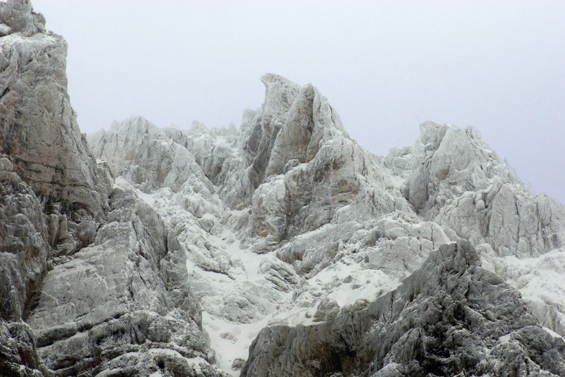 03487_皑皑冰雪覆盖着阿尔卑斯山绵延起伏的山峰笼罩在薄雾之中.jpg