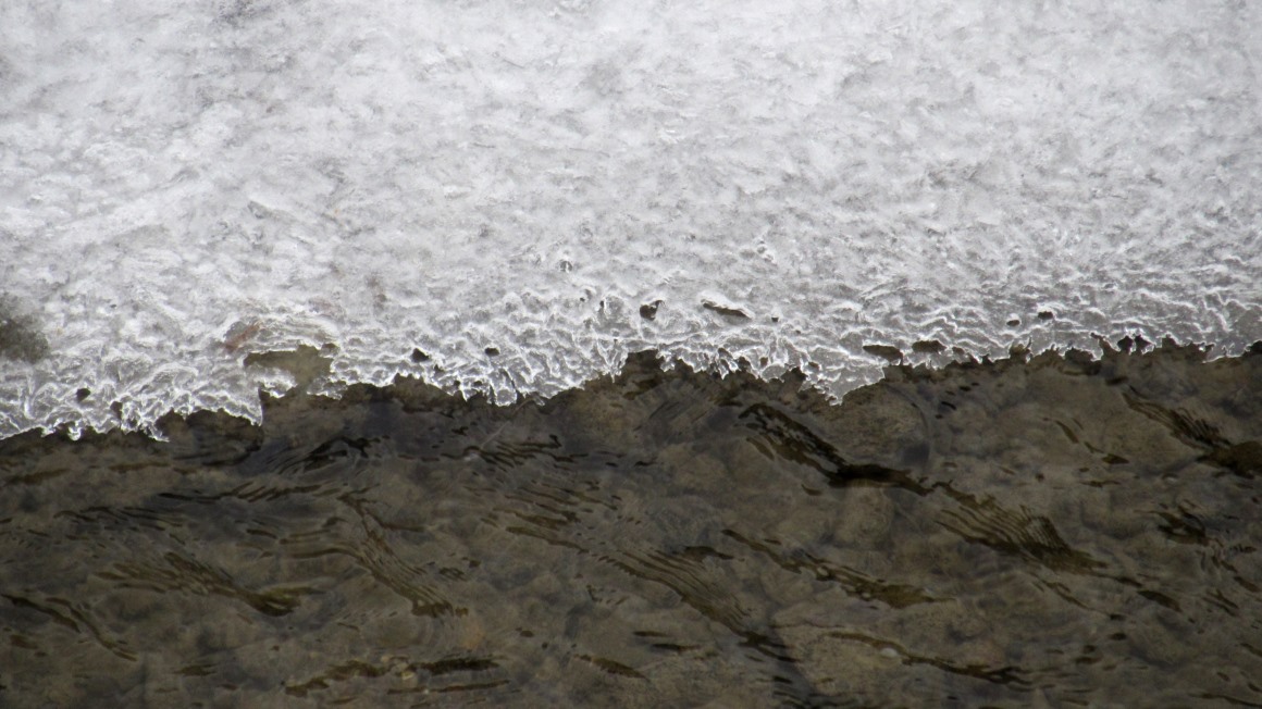 03597_初春时节冰层逐渐融化薄薄的冰层下面河水流动自然风景素材设计.jpg.jpg