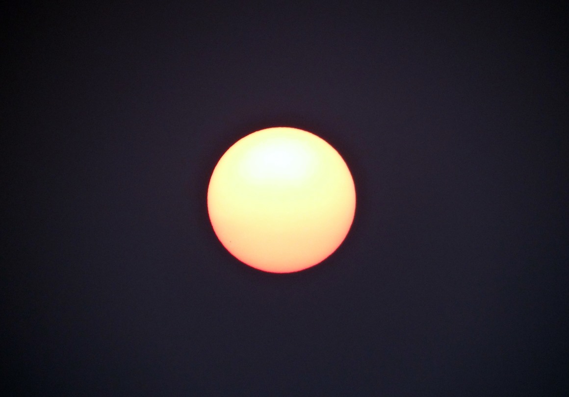 03656_日出时分经黄色的太阳宛如一盏昏黄的路灯自然风景素材设计.jpg.jpg