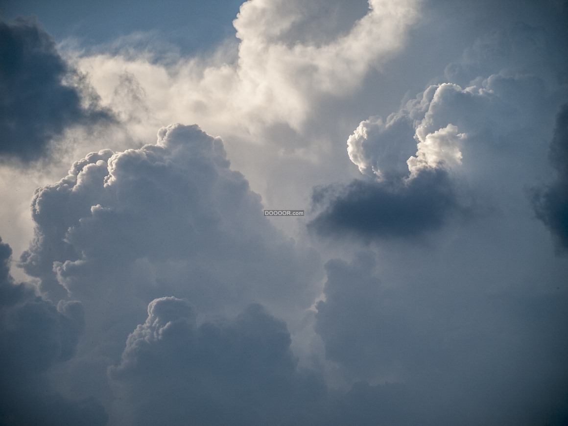 03805_天空中乌云滚滚气势磅礴预示着暴雨即将来临.jpg