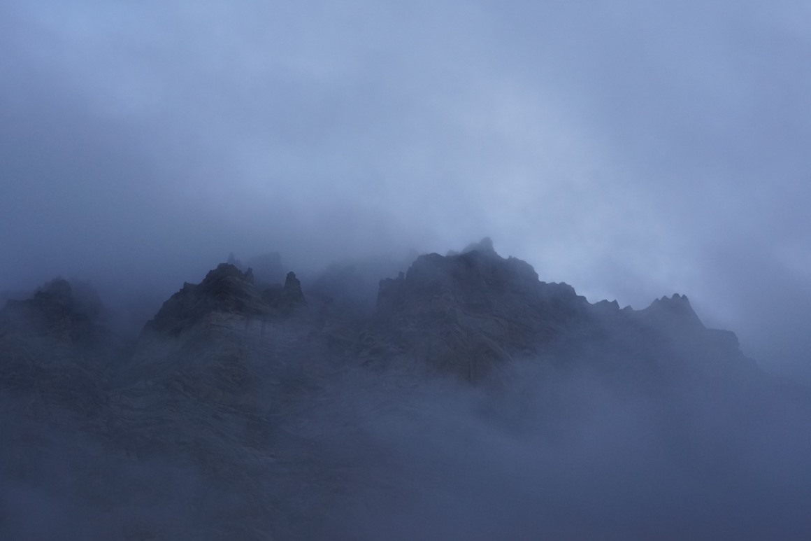 04076_绵延不绝的高山笼罩在茫茫的云海之中宛若人间仙境自然风景素材设计.jpg.jpg