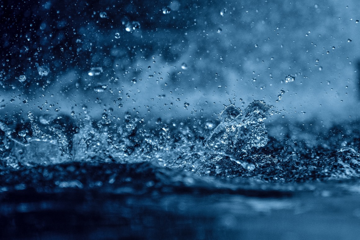 04083_雨水从天而降在地面上溅起一个个晶莹剔透的水滴自然风景素材设计.jpg.jpg