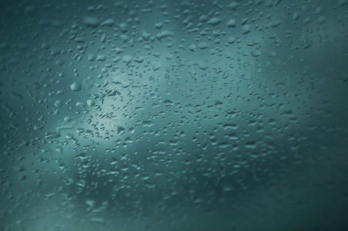 04088_雨水滴落在浅绿色透明的玻璃上玻璃表面雾气蒙蒙背景花纹素材设计.jpg.jpg