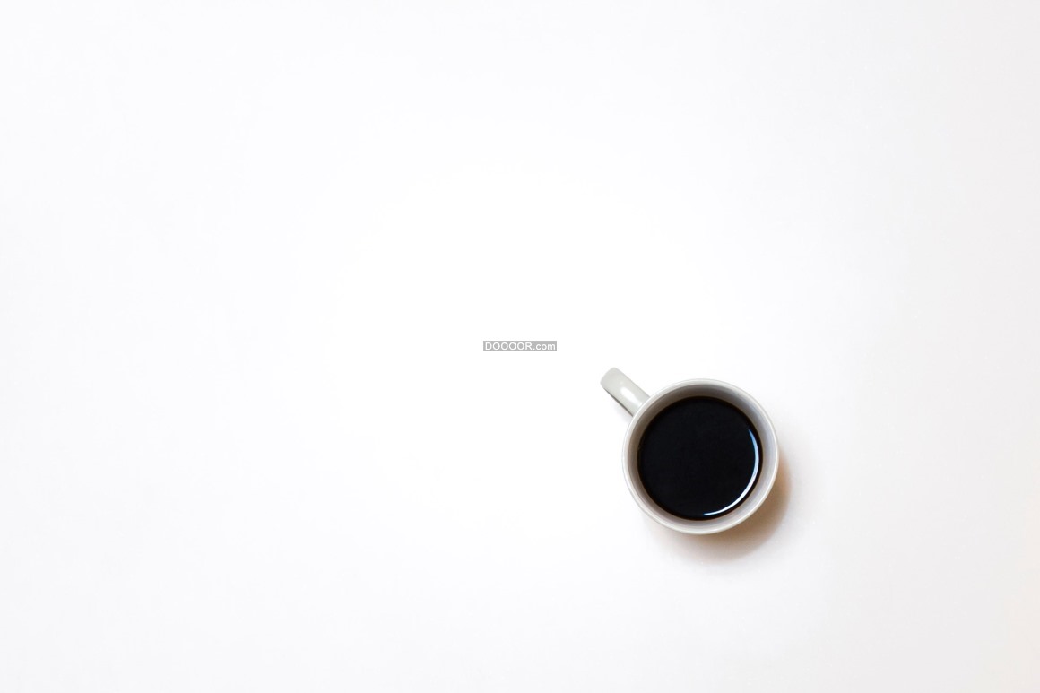白色的桌面上干净整洁只放着一杯冲好的咖啡食物饮品素材设计