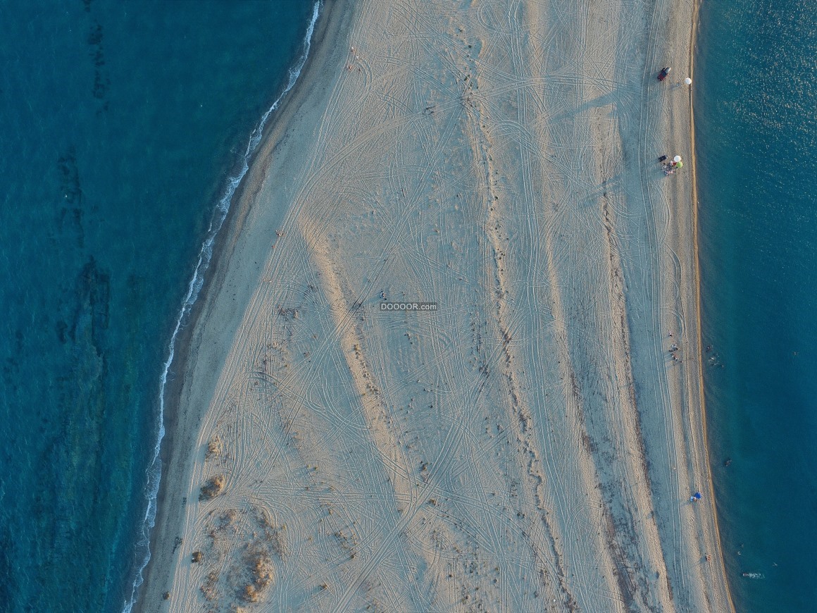 04186_高空俯拍碧绿的海水中央有一片浅滩人们在沙滩上自由地玩耍旅游素材设计.jpg.jpg