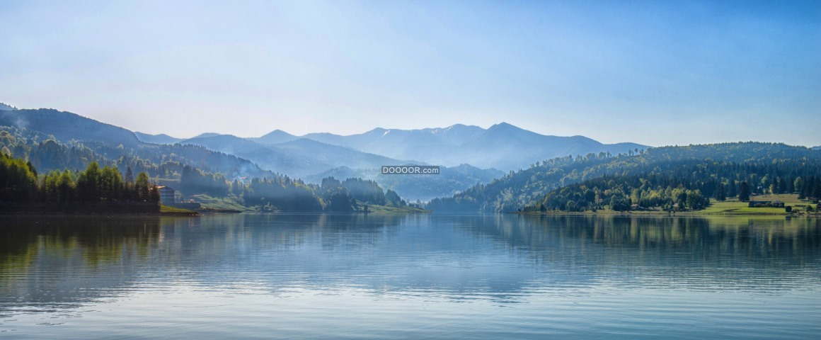 04299_绵延起伏的高山自己清澈的湖水笼罩在青色的薄雾之中自然风景素材设计.jpg.jpg