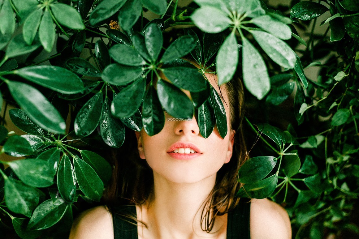 04401_嫩绿色的植物叶子一位美丽的年轻女士的眼睛人物素材设计.jpg