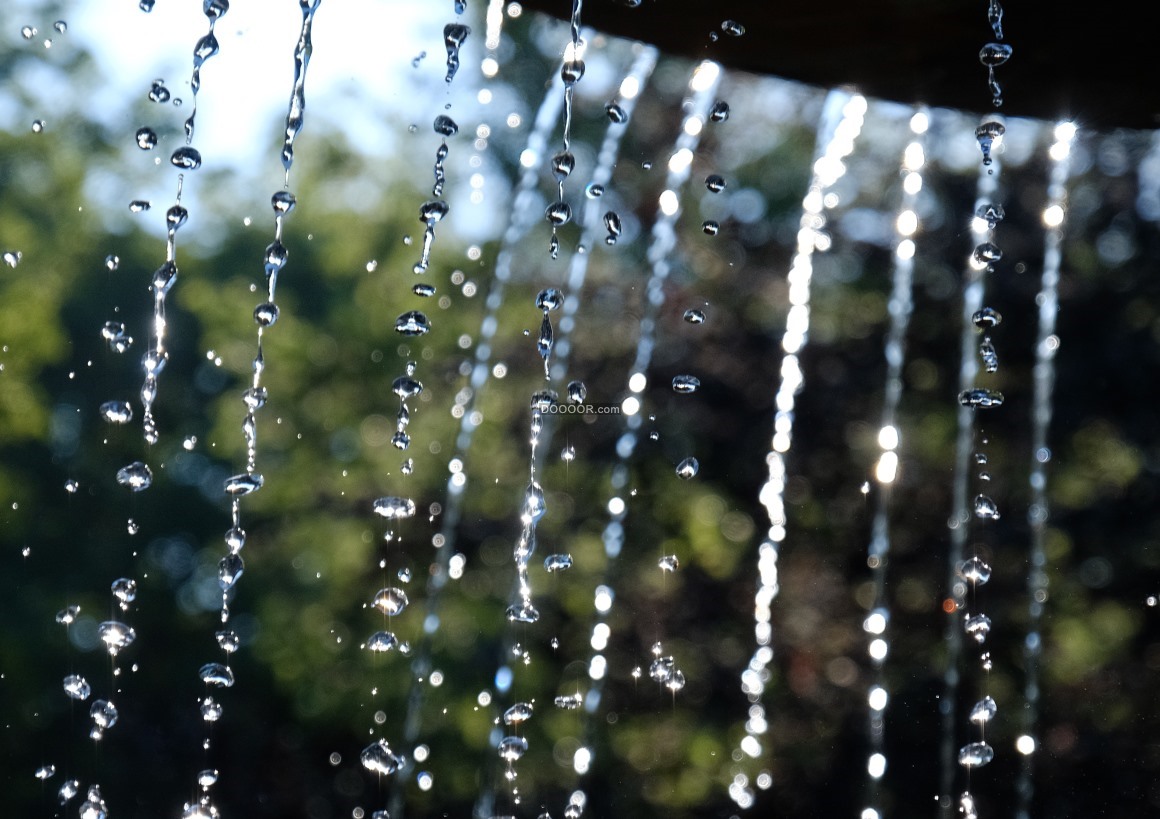 下雨天水面水滴雨水节气雨滴水面水花飞溅摄影图配图高清摄影大图-千库网