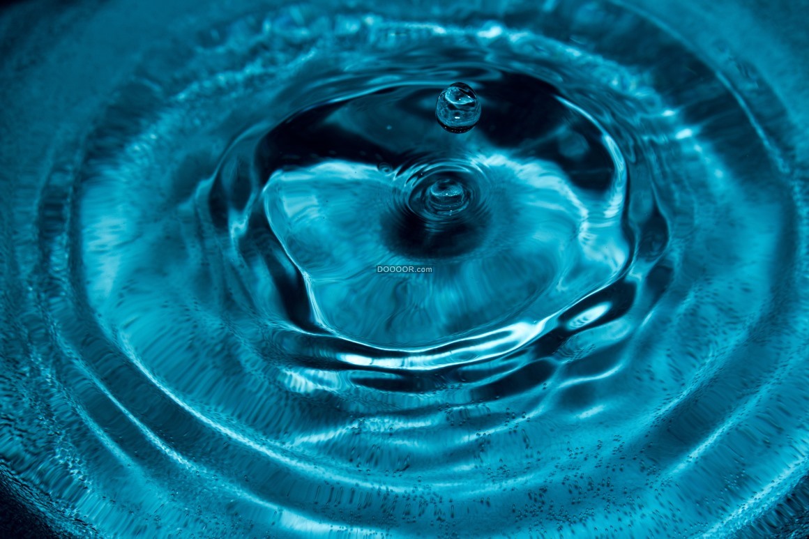 淡蓝色清澈的水流波光粼粼透明PNG素材