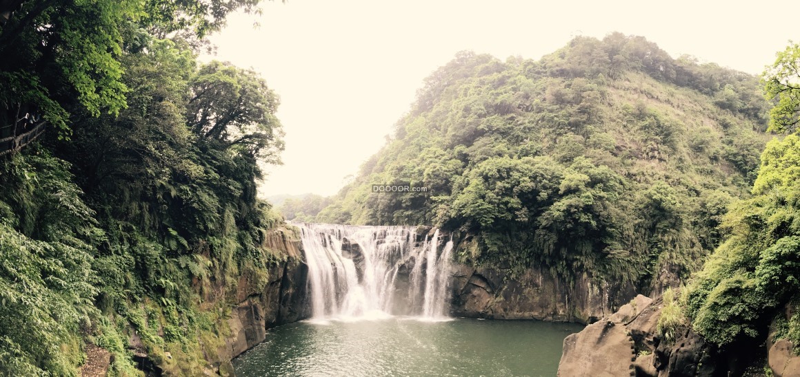 04493_夏日的清晨时分森林里烟雾弥漫远处河水从上向下流出形成一个巨大的瀑布景观自然.jpg